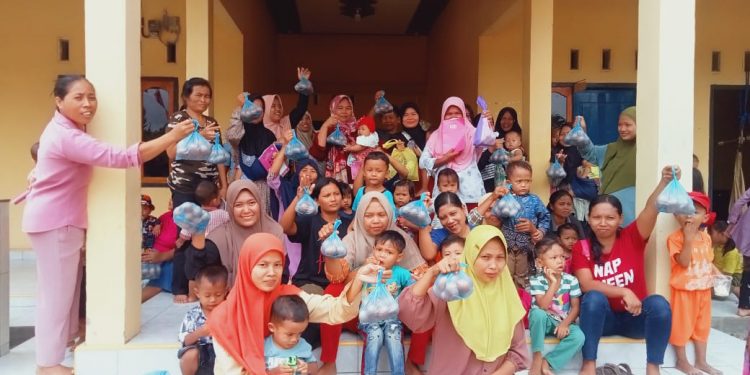 Cegah Stunting, Tiyuh Terang Makmur Rutin Bagikan Makanan Tambahan untuk Ibu Hamil dan Balita.
