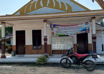 Kantor Tiyuh Balam Jaya Terkunci, Aparatur Malah Ikut Menunggu di Luar: Gaji Jalan, Pelayanan Macet!