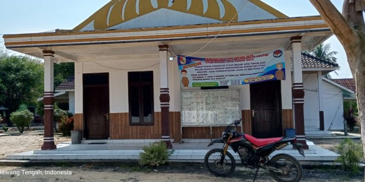 Kantor Tiyuh Balam Jaya Terkunci, Aparatur Malah Ikut Menunggu di Luar: Gaji Jalan, Pelayanan Macet!