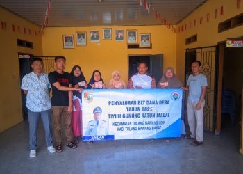 Pembagian BLT-DD untuk Lansia dan Warga Miskin Ekstrem Di Tiyuh Gunung Katun Malai.