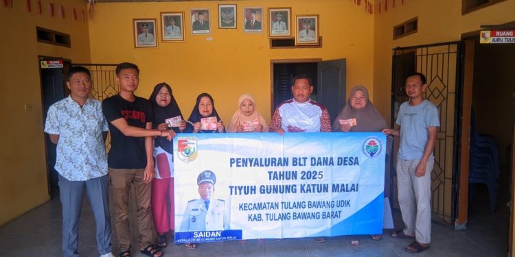 Pembagian BLT-DD untuk Lansia dan Warga Miskin Ekstrem Di Tiyuh Gunung Katun Malai.